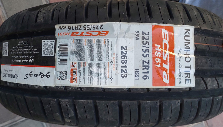 لاستیک کومهو کره سایز ۲۲۵,55,16 گل HS51