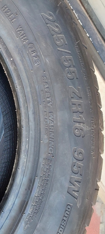 لاستیک کومهو کره سایز ۲۲۵,55,16 گل HS51