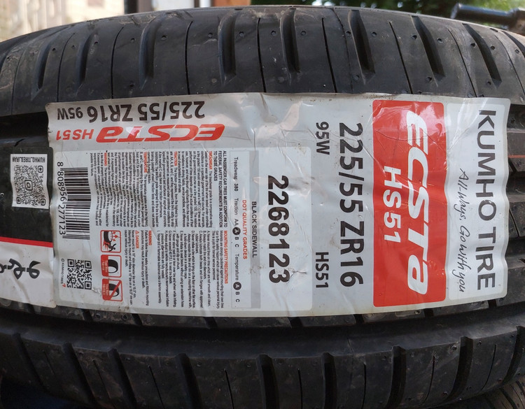 لاستیک کومهو کره سایز ۲۲۵,55,16 گل HS51