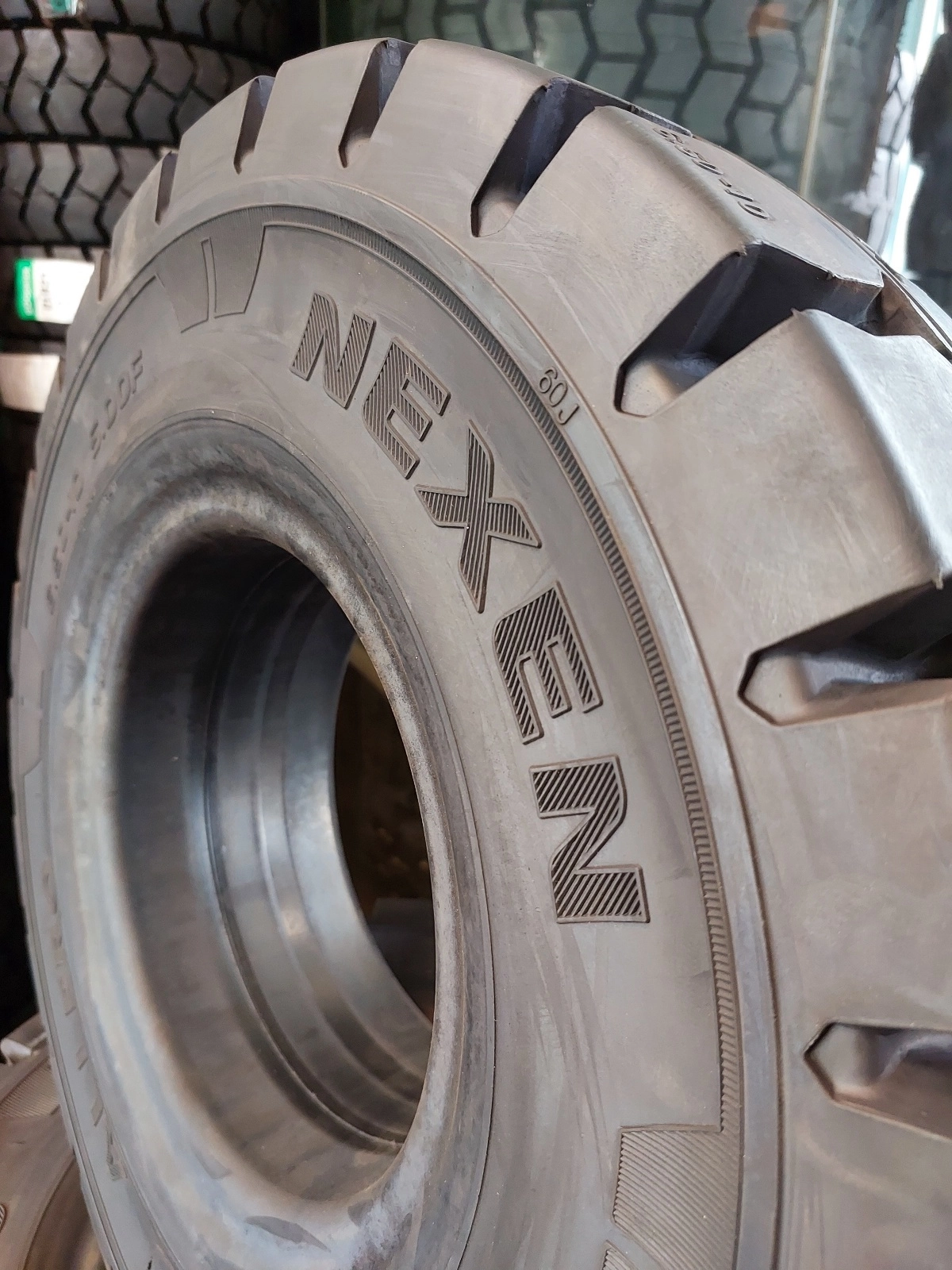 لاستیک لیفتراک ۲۸.۹.۱۵ نکسن کره ۲۰۲۳