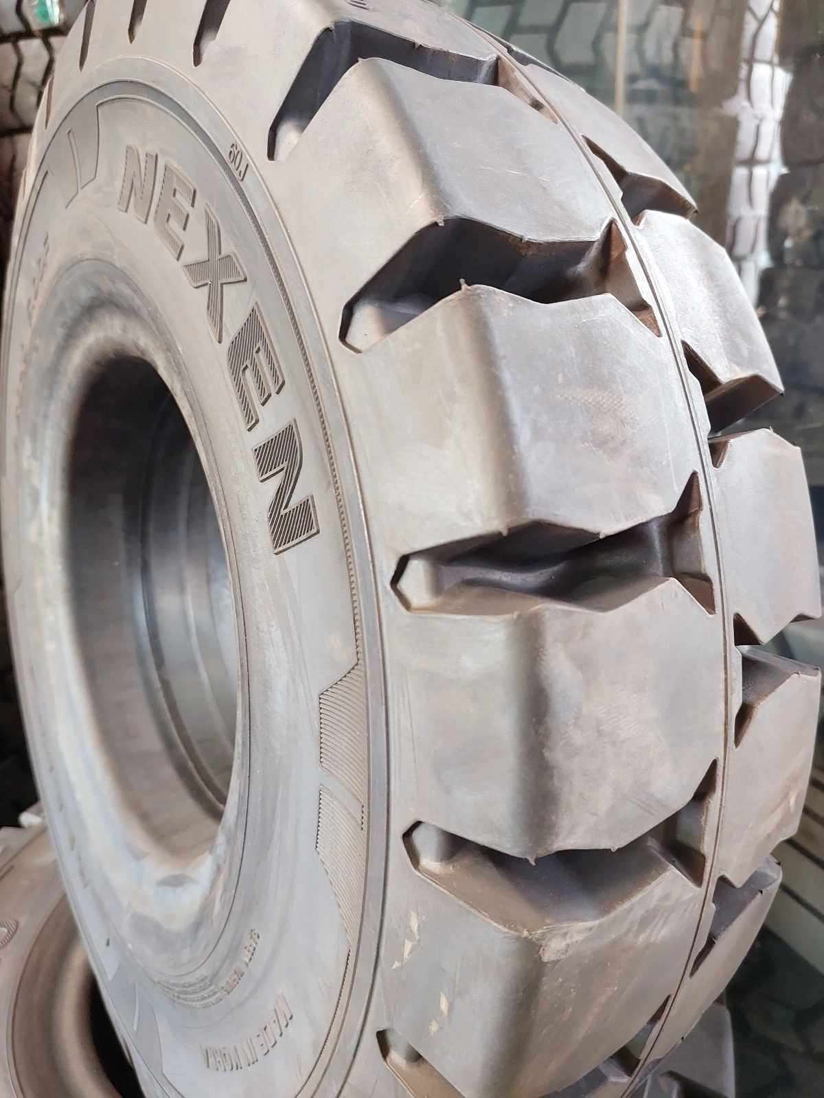 لاستیک لیفتراک ۲۸.۹.۱۵ نکسن کره ۲۰۲۳