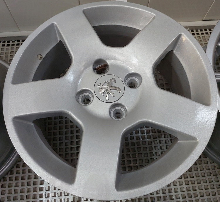 رینگ ۵پر سایز ۱۵ (۴×۱۰۸) نقرهای (مخصوص خودروهای ایران خودرو)