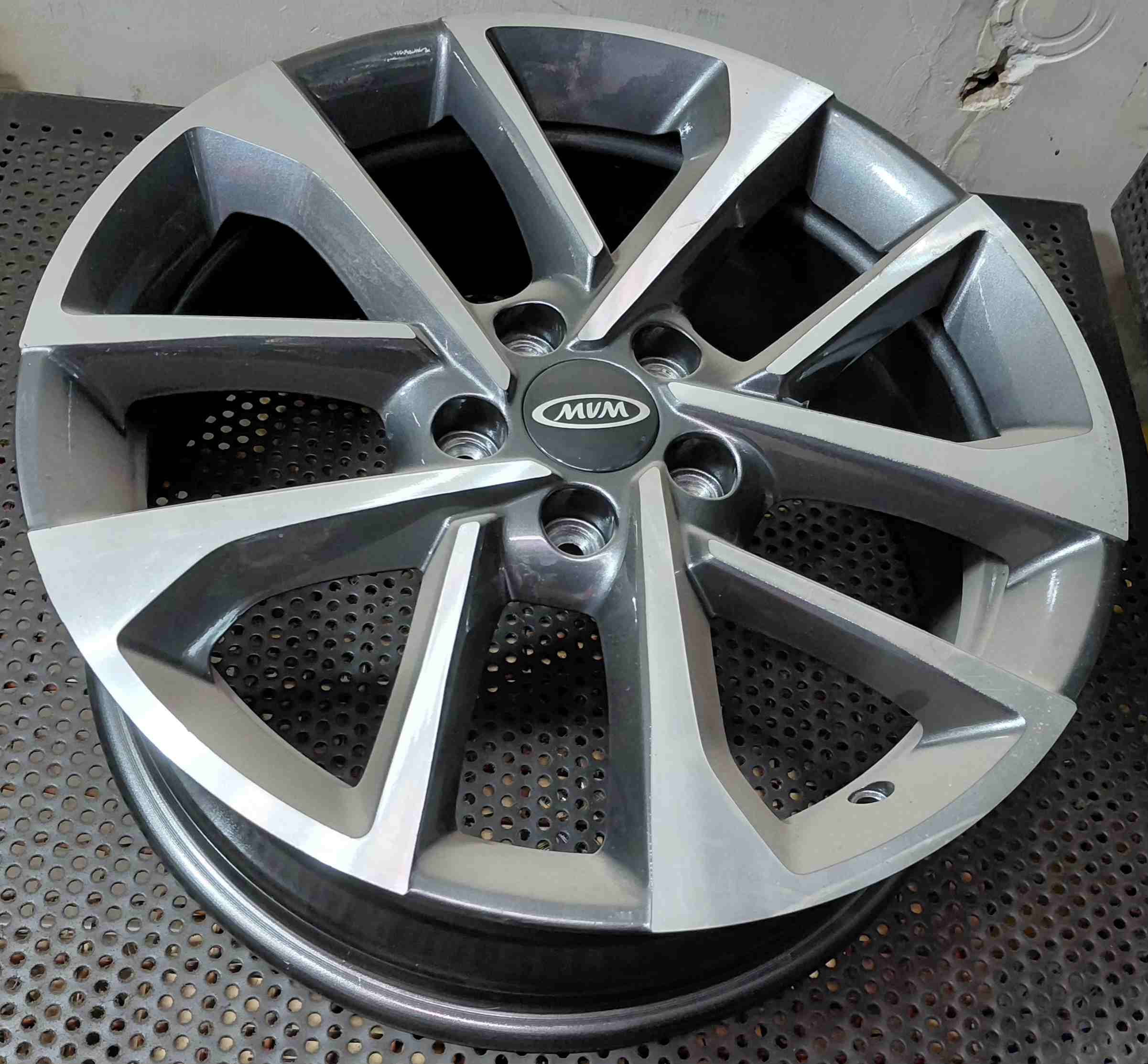 رینگ فابریک سایز ۱۷ آریزو ۶ رخ دودی