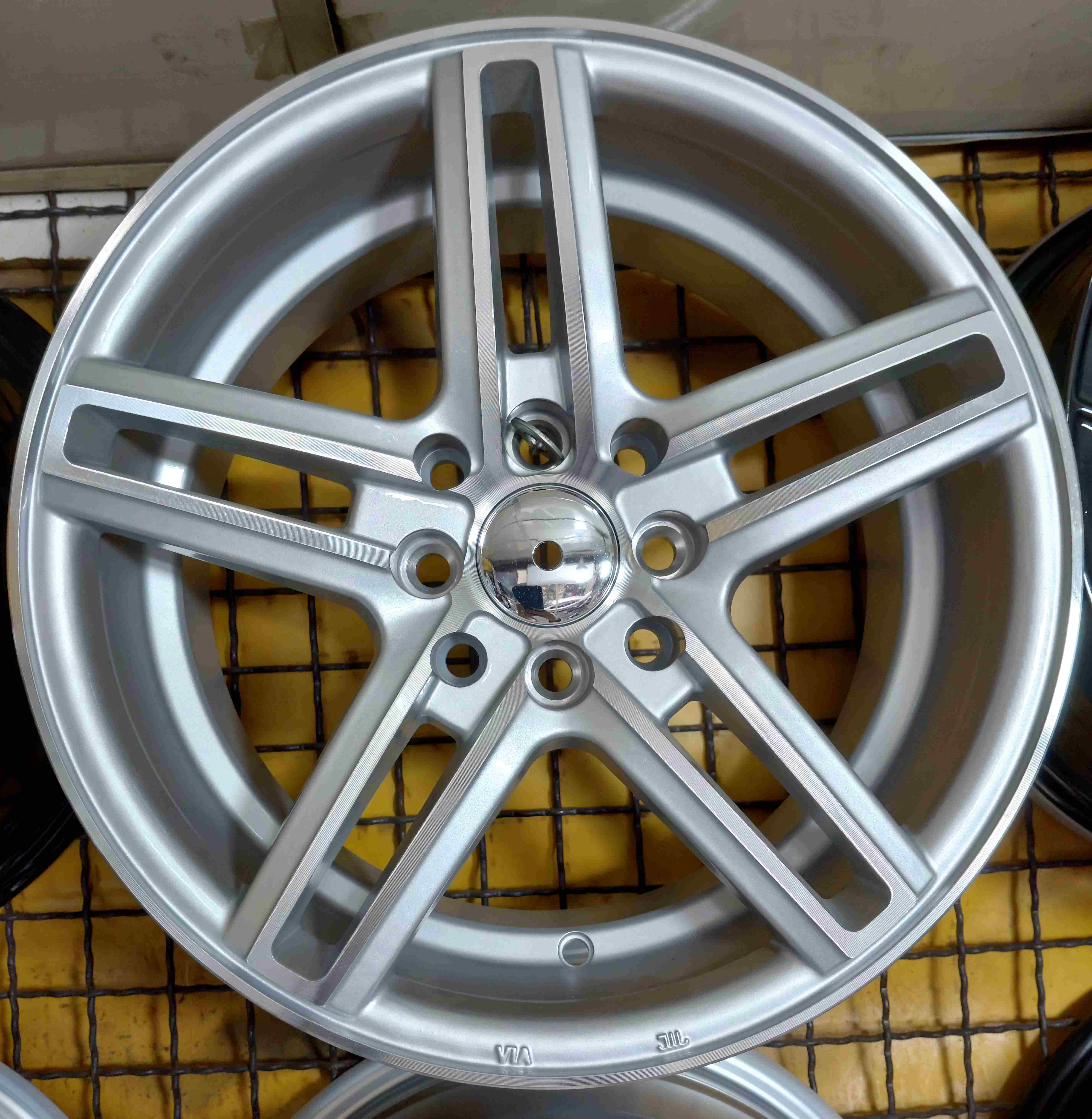 رینگ اسپرت سایز 15x7 (114-100x8) نقره ای، مناسب خودروهای شاهین و یاریس